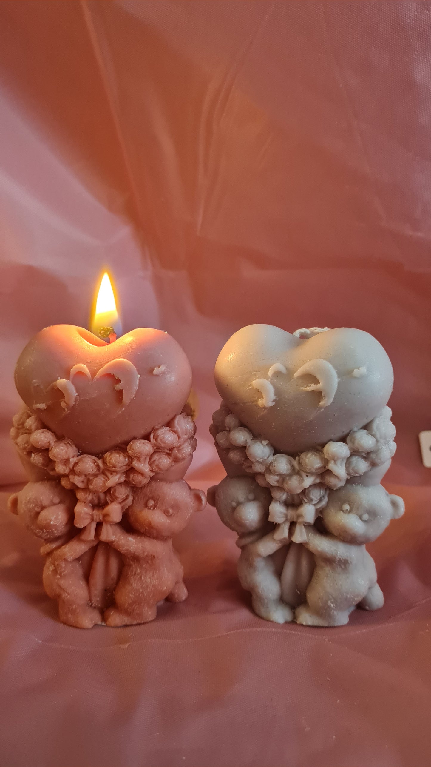 Two teddy bears holding a heart with flowers(102g)