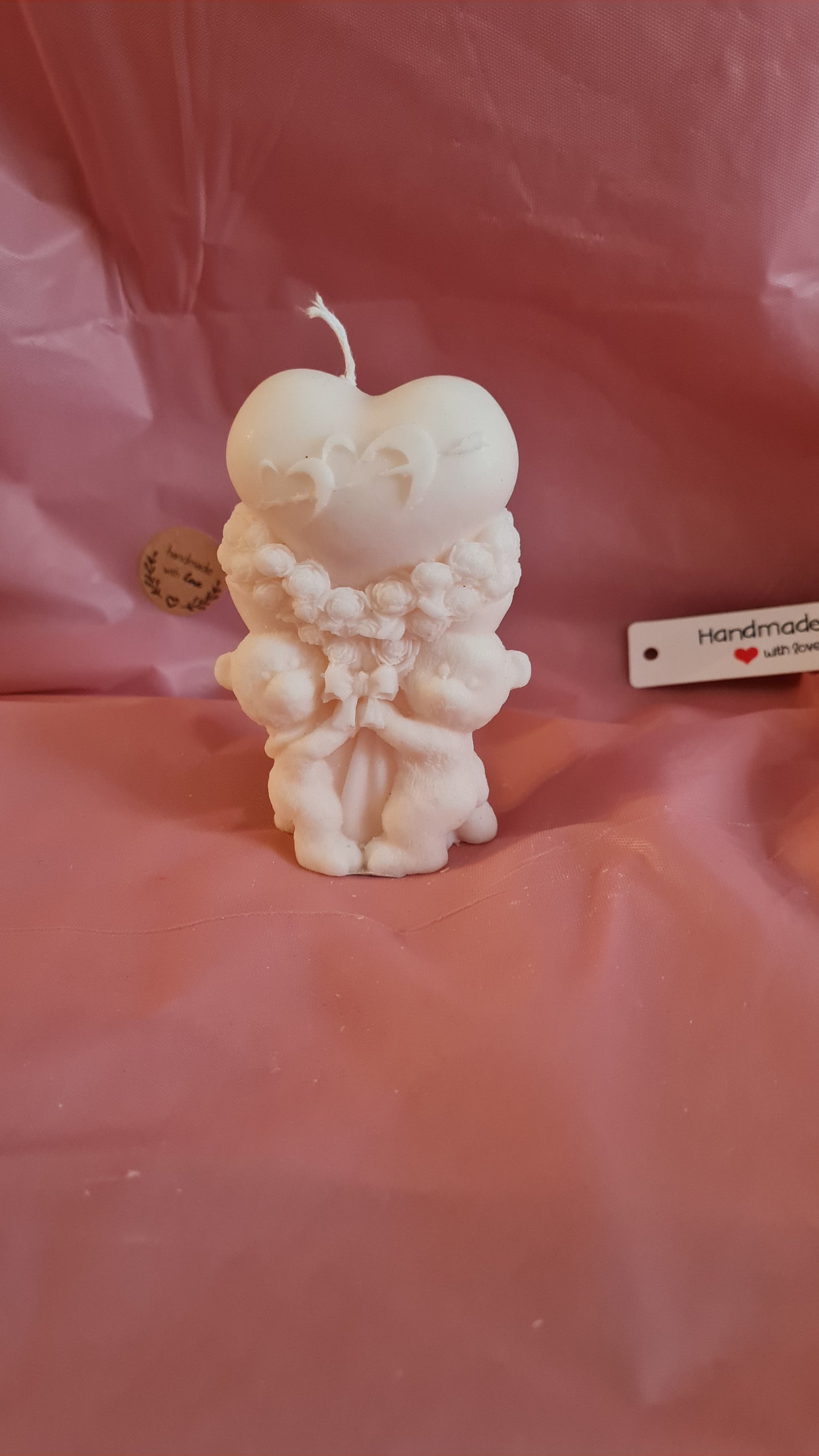 Two teddy bears holding a heart with flowers(102g)