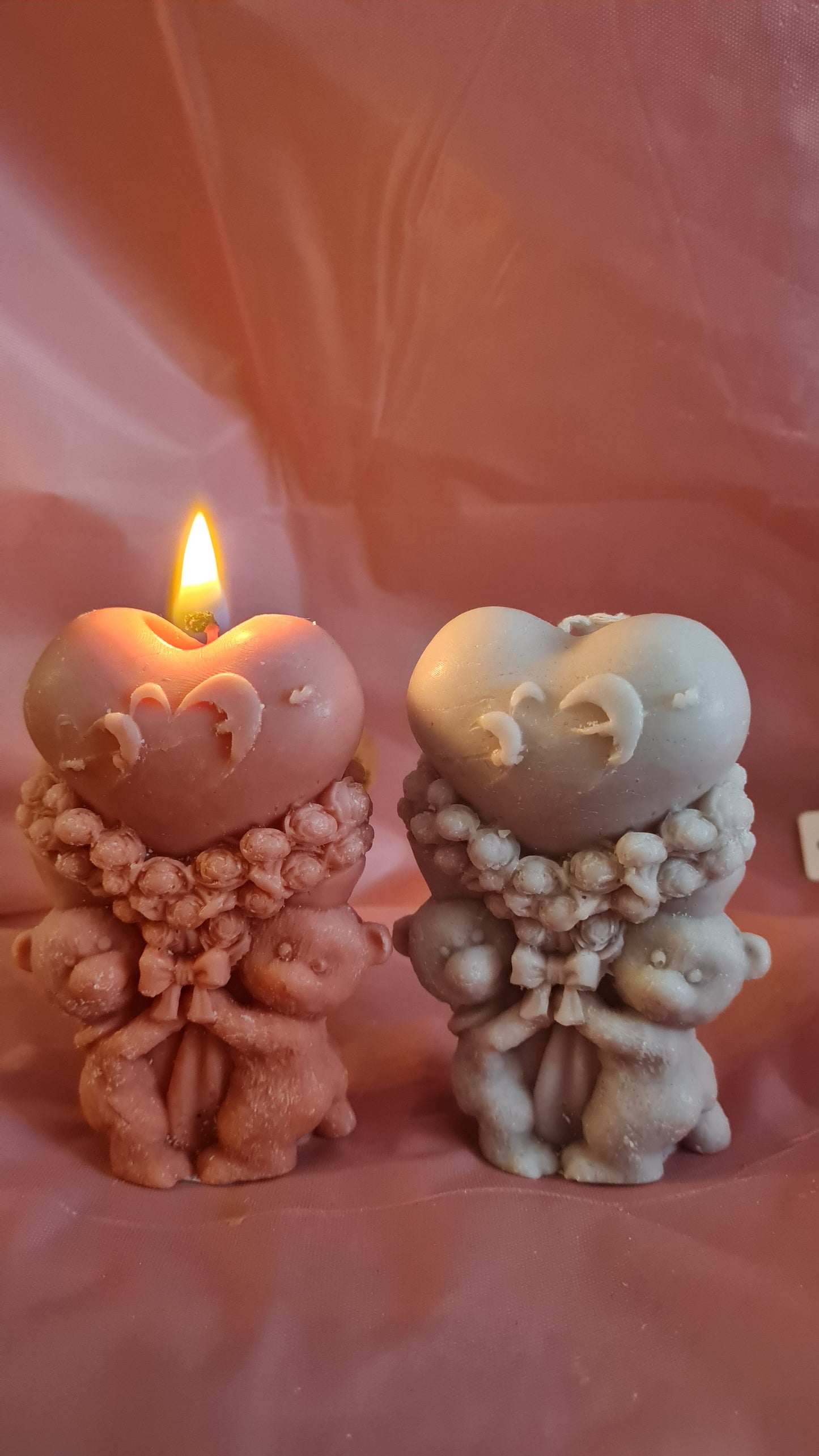 Two teddy bears holding a heart with flowers(102g)