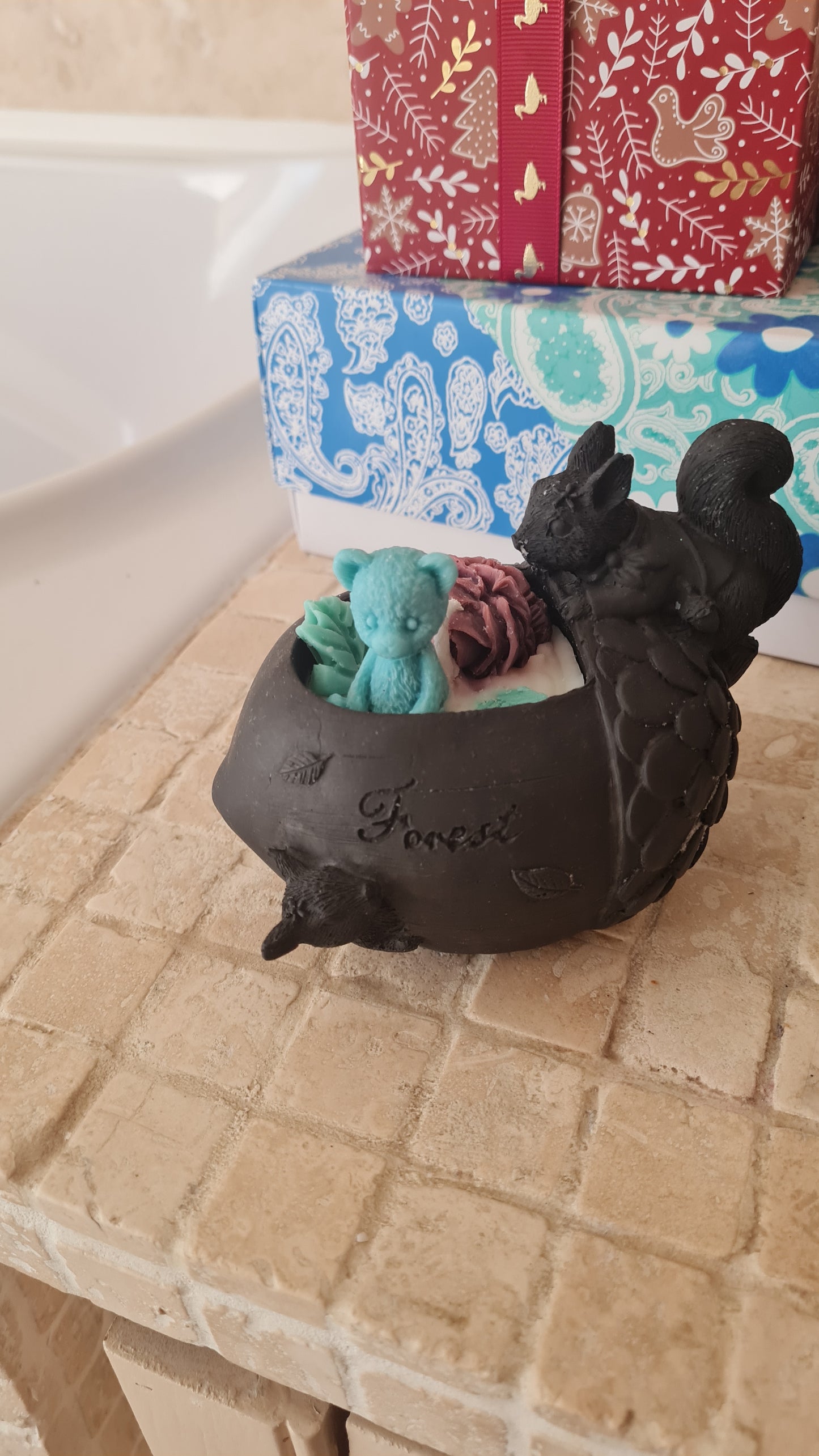 Acorn-shaped garden patio Container with 2 Squirrels