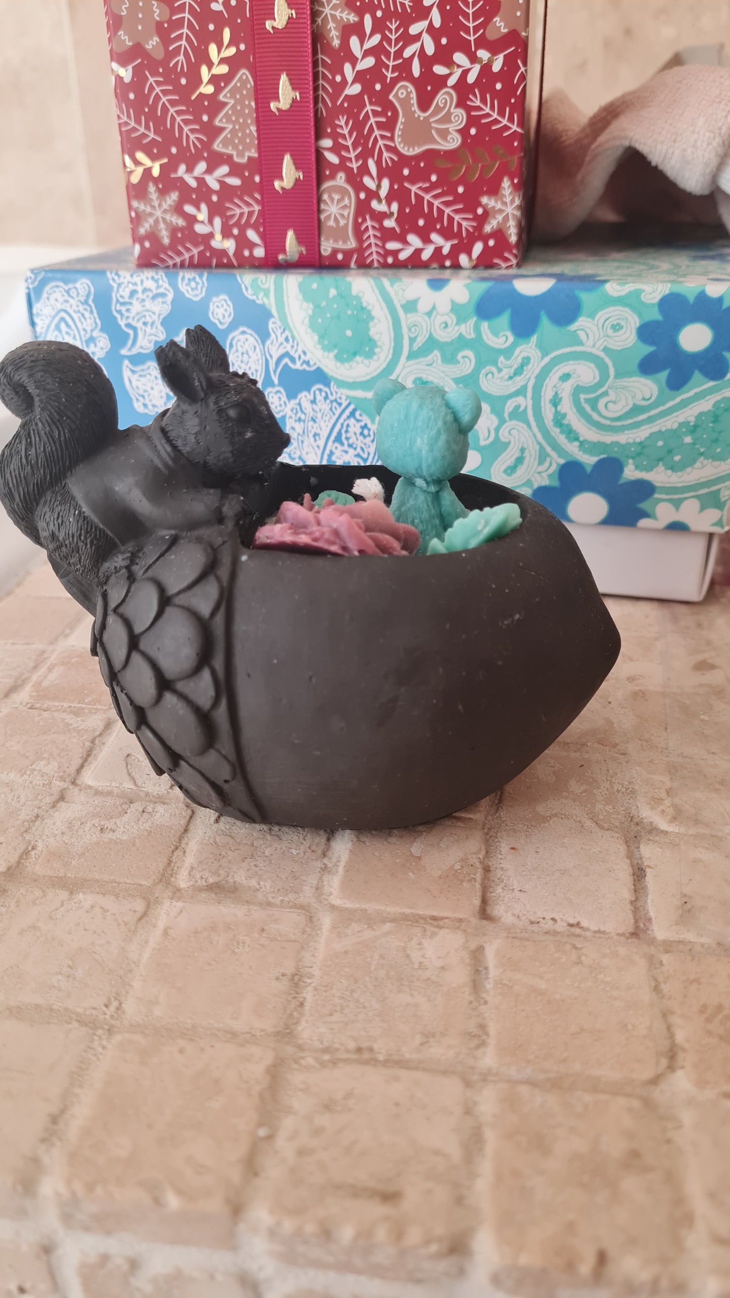 Acorn-shaped garden patio Container with 2 Squirrels