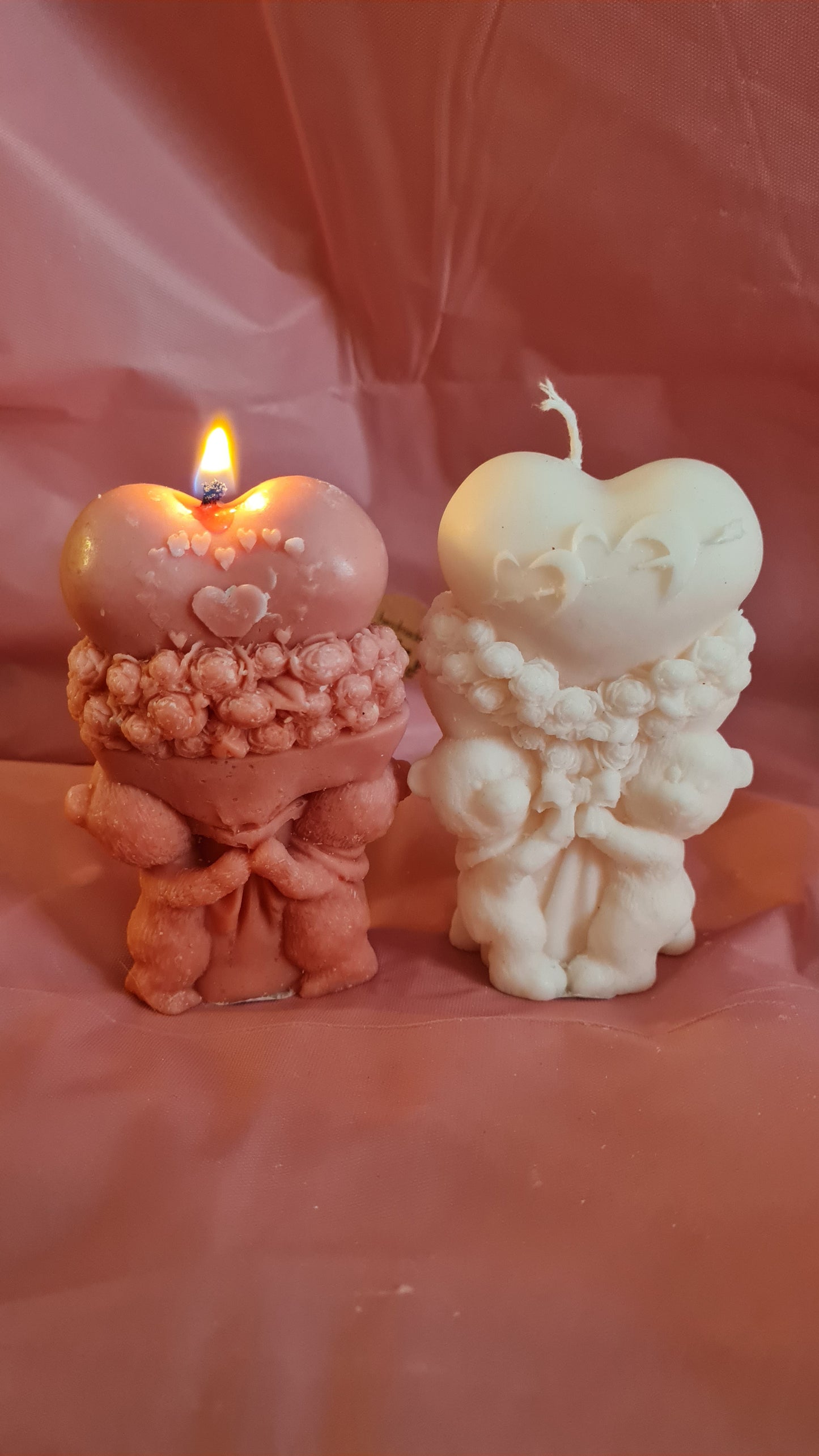 Two teddy bears holding a heart with flowers(102g)